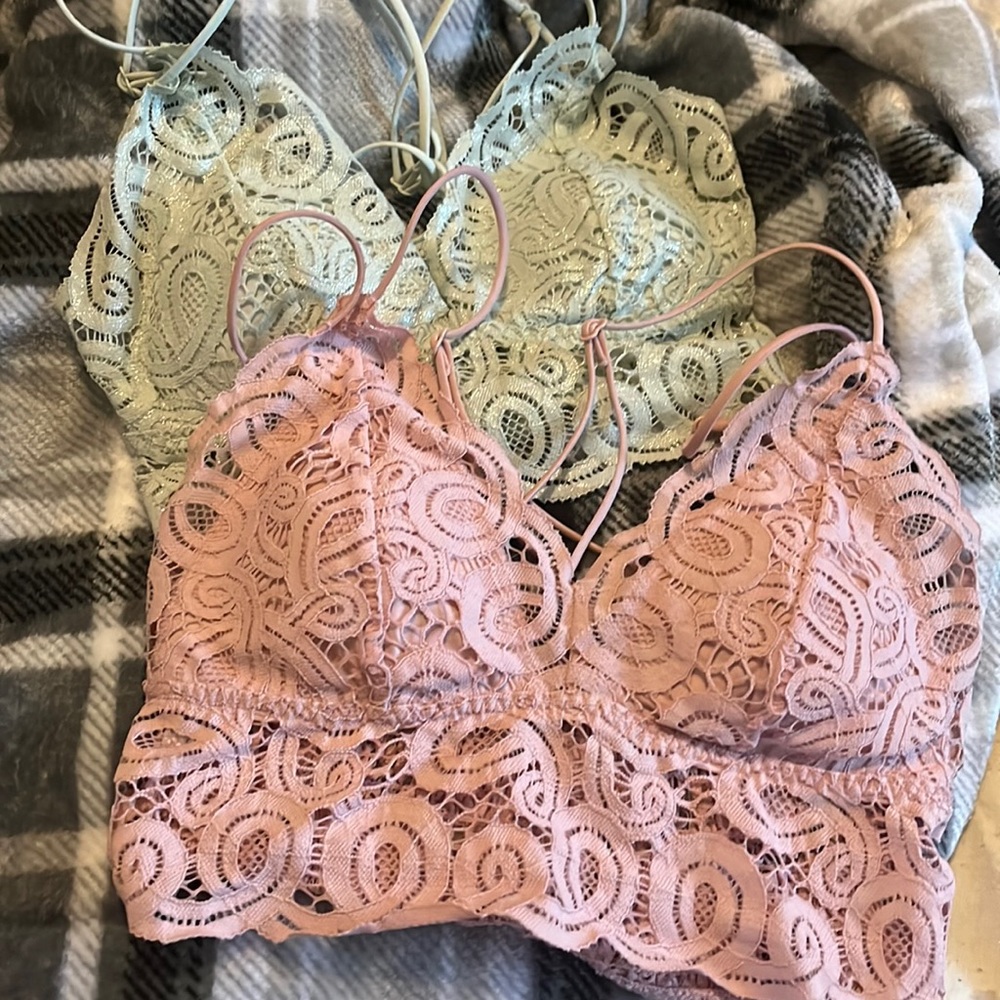 VS 2 bralettes